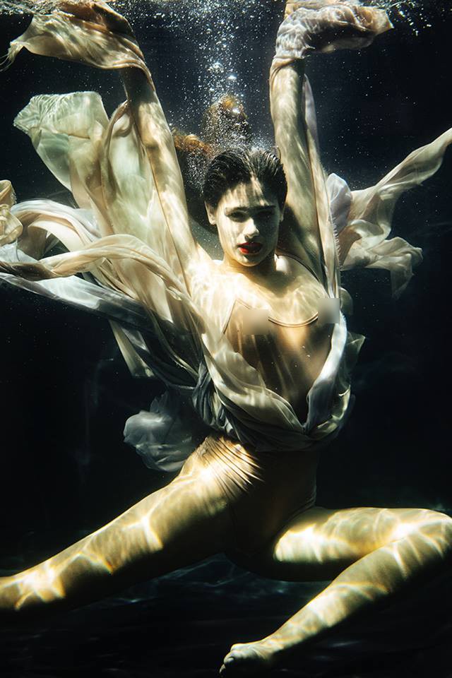 Chụp hình dưới nước, thí sinh Next Top Hi Lạp bị... lộ hàng đồng loạt kèm theo biểu cảm khó đỡ - Ảnh 3.