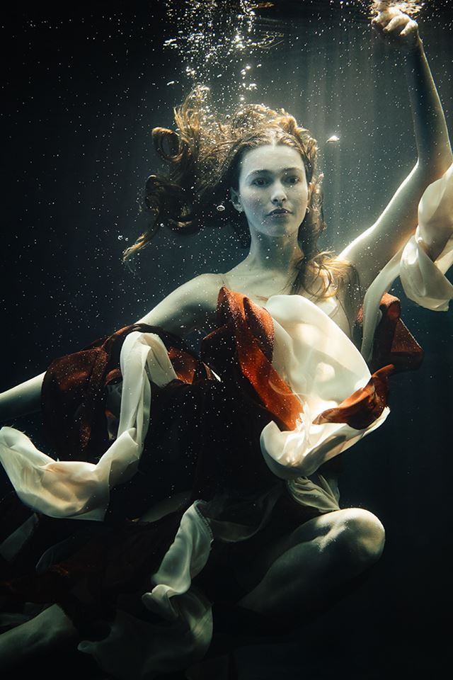 Chụp hình dưới nước, thí sinh Next Top Hi Lạp bị... lộ hàng đồng loạt kèm theo biểu cảm khó đỡ - Ảnh 8.