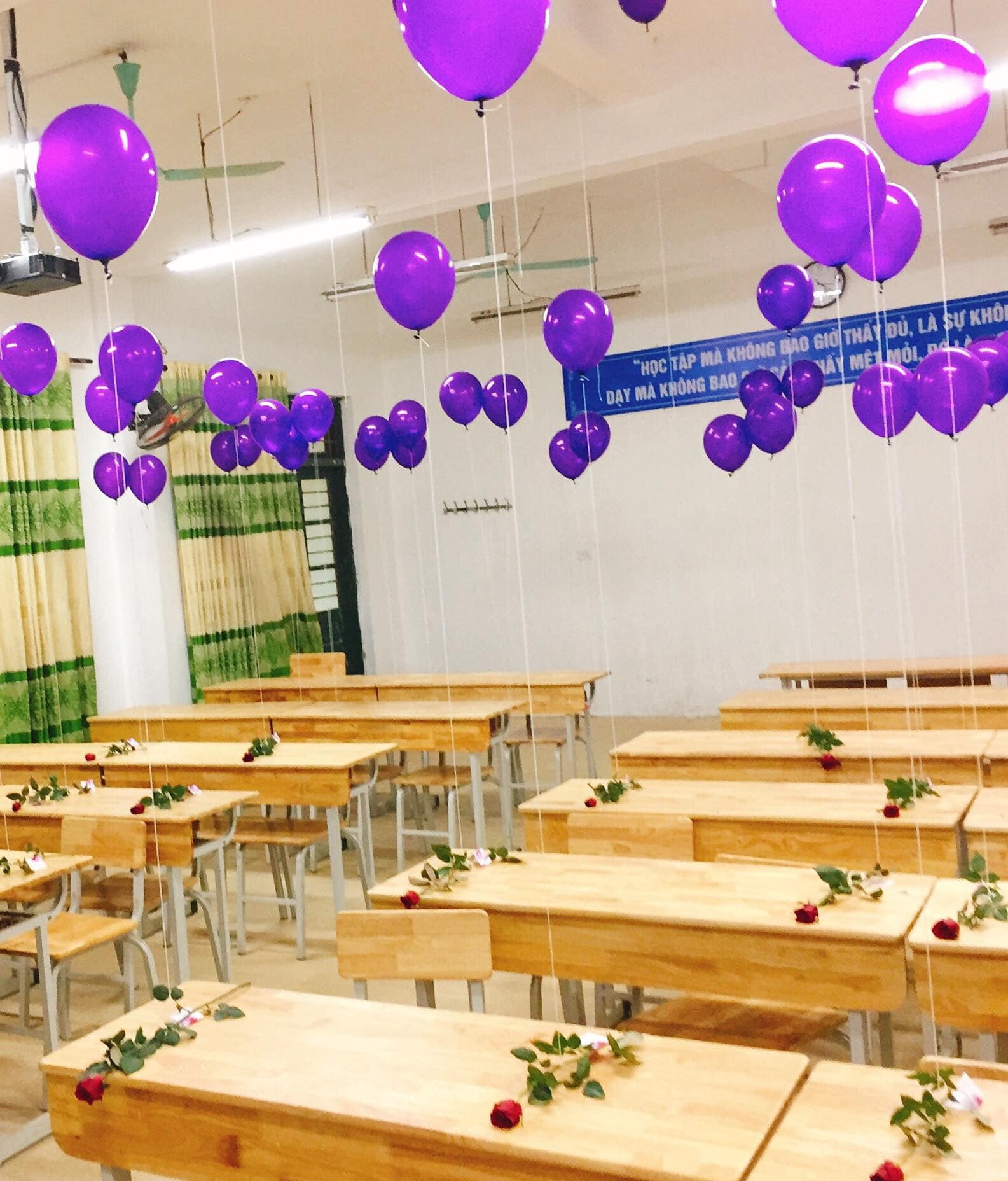 Quà 20/10 của học sinh: Toàn băng vệ sinh, mỳ hộp, dép tổ ong,... - Ảnh 14. Quà 20/10 của học sinh: Toàn băng vệ sinh, mỳ hộp, dép tổ ong,... - Ảnh 14.