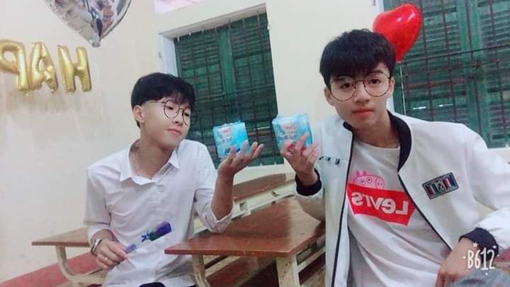 Quà 20/10 của học sinh: Toàn băng vệ sinh, mỳ hộp, dép tổ ong,... - Ảnh 5. Quà 20/10 của học sinh: Toàn băng vệ sinh, mỳ hộp, dép tổ ong,... - Ảnh 5.