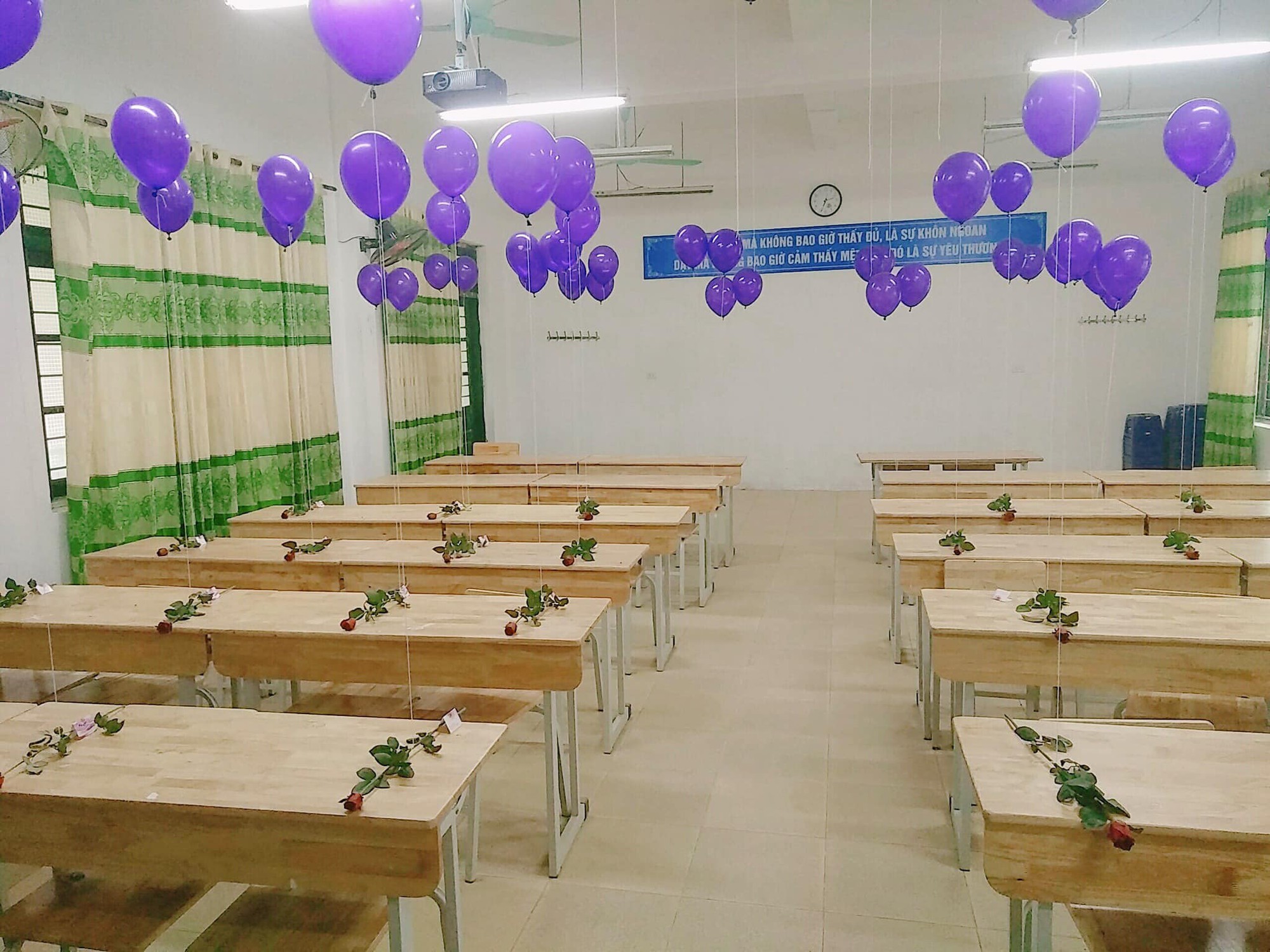Quà 20/10 của học sinh: Toàn băng vệ sinh, mỳ hộp, dép tổ ong,... - Ảnh 15. Quà 20/10 của học sinh: Toàn băng vệ sinh, mỳ hộp, dép tổ ong,... - Ảnh 15.