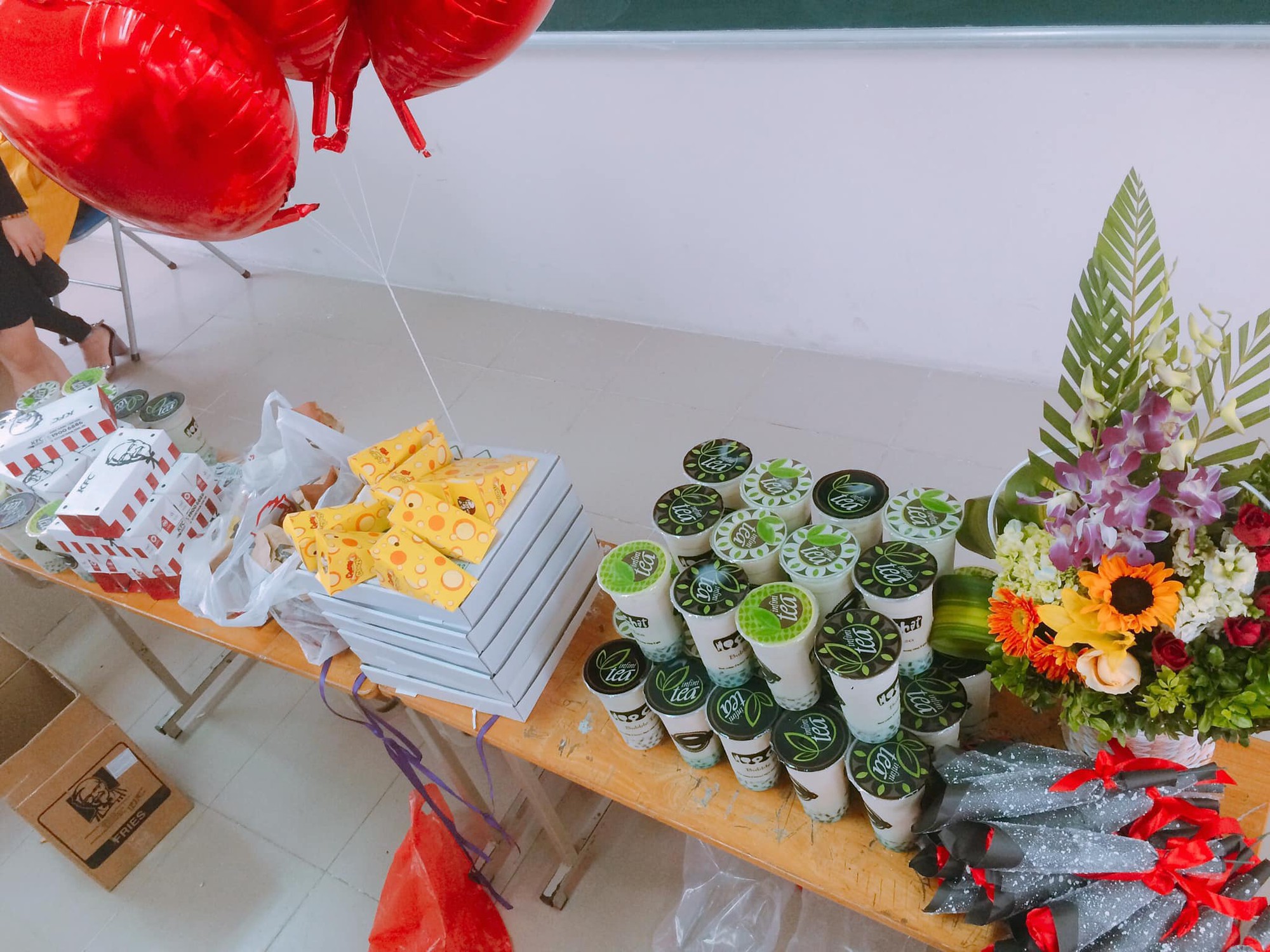 Quà 20/10 của học sinh: Toàn băng vệ sinh, mỳ hộp, dép tổ ong,... - Ảnh 9. Quà 20/10 của học sinh: Toàn băng vệ sinh, mỳ hộp, dép tổ ong,... - Ảnh 9.