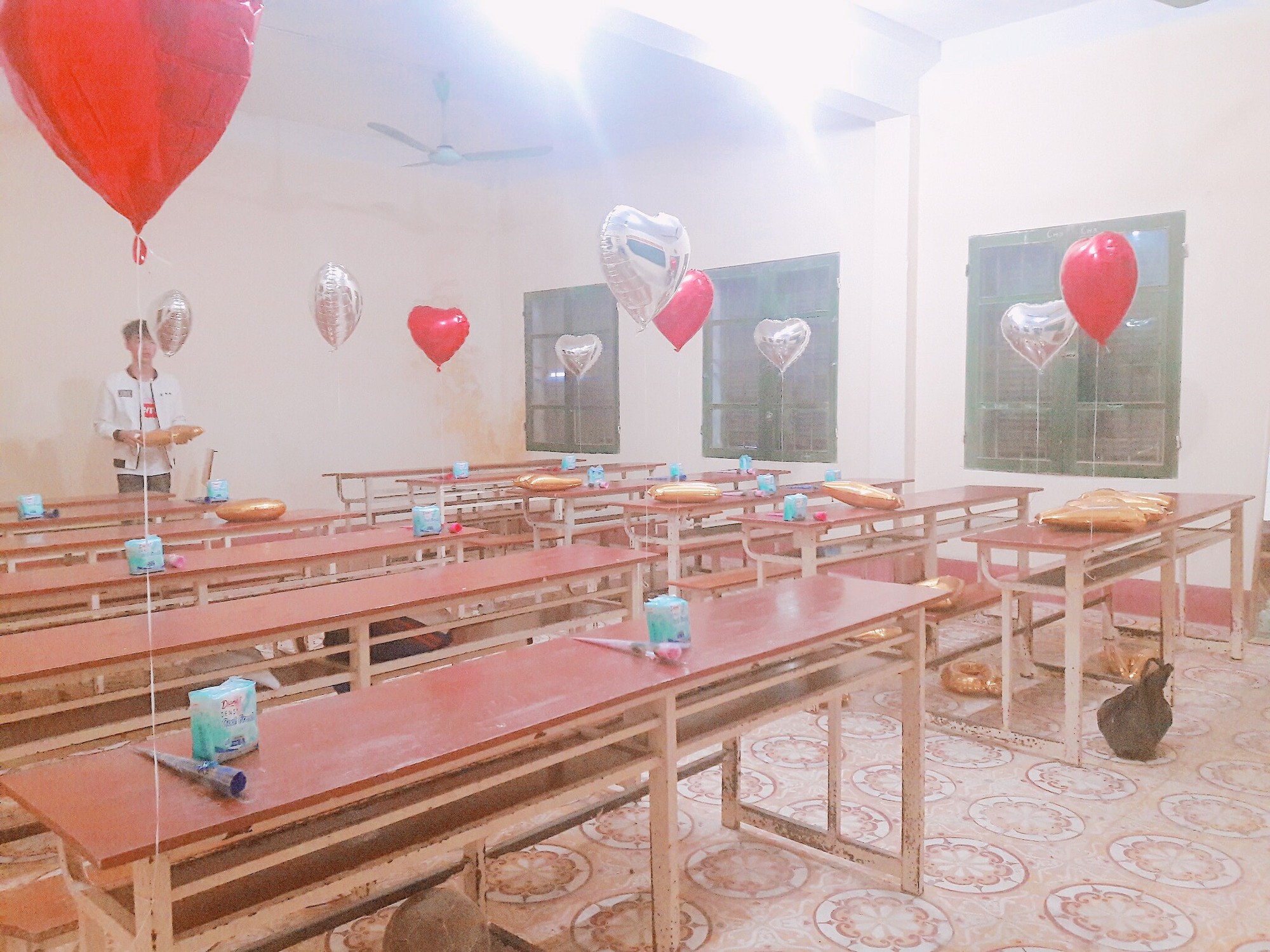 Quà 20/10 của học sinh: Toàn băng vệ sinh, mỳ hộp, dép tổ ong,... - Ảnh 6. Quà 20/10 của học sinh: Toàn băng vệ sinh, mỳ hộp, dép tổ ong,... - Ảnh 6.