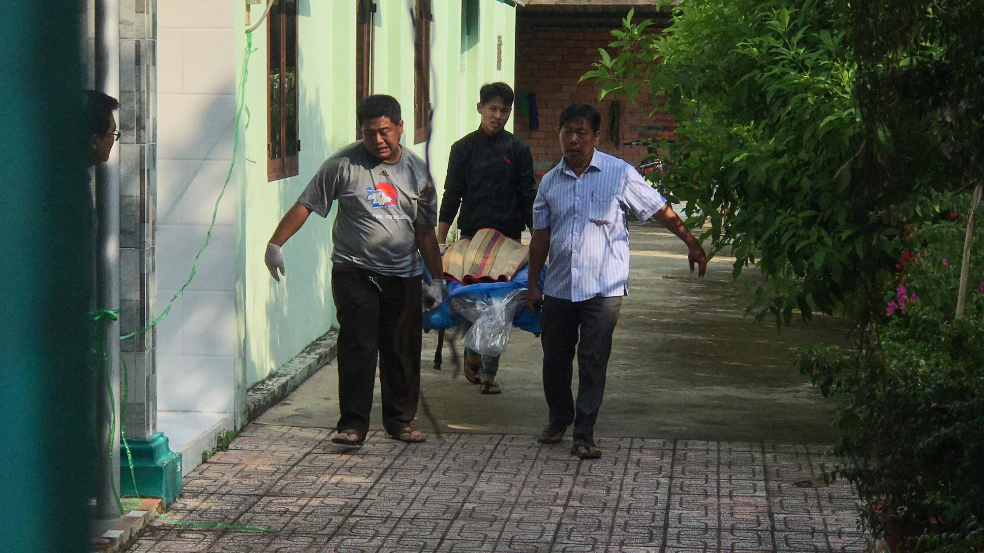 Người đàn ông nghi bị đâm chết vì vào nhà nghỉ “tâm sự” với thiếu nữ đã có chồng ở Sài Gòn - Ảnh 2.