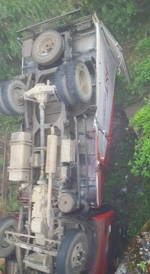 L&agrave;o Cai: Xe tải mất l&aacute;i lao xuống vực rồi nằm ngửa bụng ở độ s&acirc;u h&agrave;ng chục m&eacute;t - Ảnh 2.