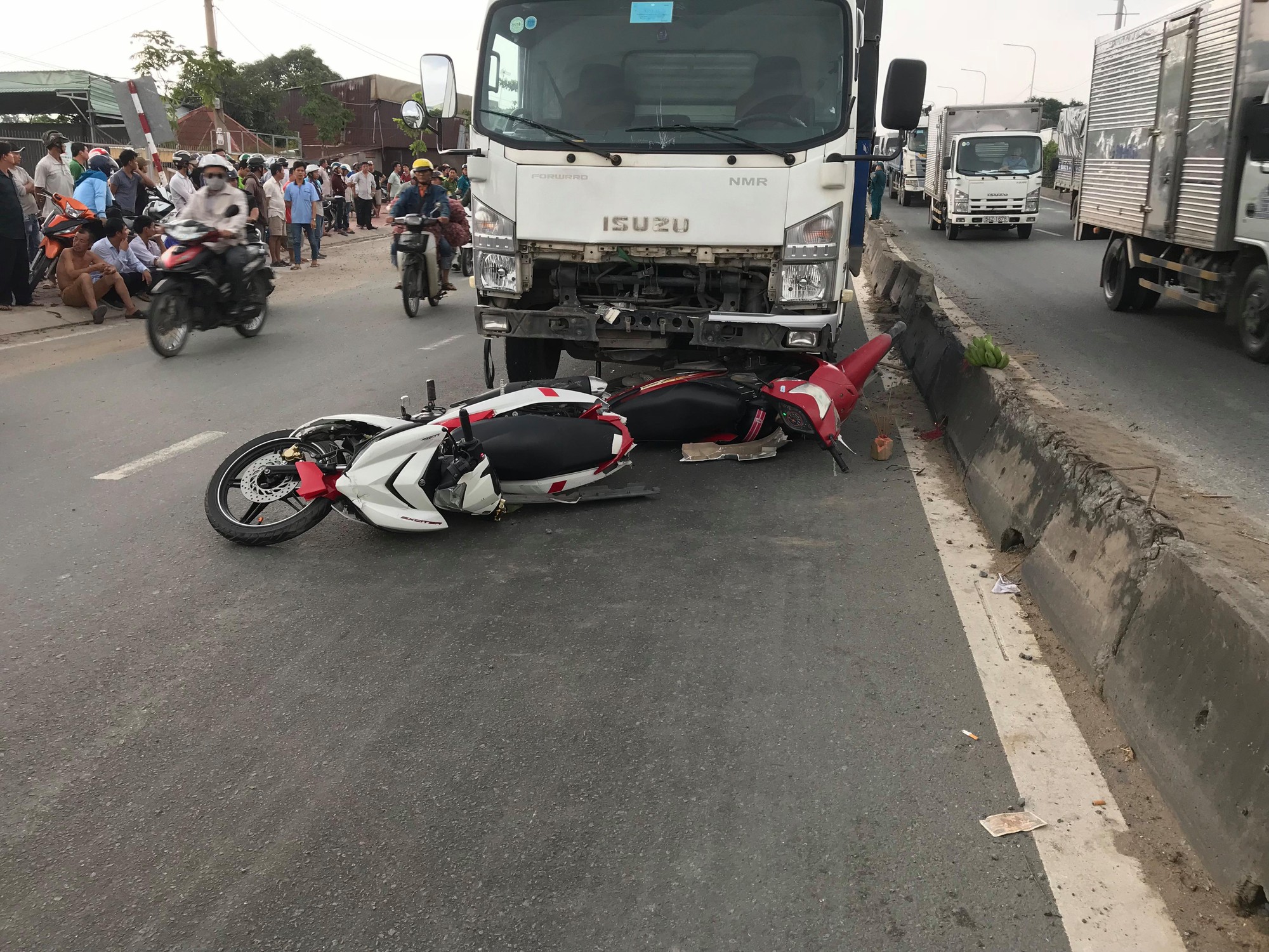 Xe tải tông 3 xe máy, 2 người tử vong, 2 người nguy kịch ở Sài Gòn - Ảnh 2. Xe tải tông 3 xe máy, 2 người tử vong, 2 người nguy kịch ở Sài Gòn - Ảnh 2.