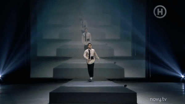 Next Top Ukraine sáng tạo ra cách catwalk độc nhất vô nhị: Đang đi thì đột nhiên... nằm lăn đùng ra đất - Ảnh 1. Next Top Ukraine sáng tạo ra cách catwalk độc nhất vô nhị: Đang đi thì đột nhiên... nằm lăn đùng ra đất - Ảnh 1.