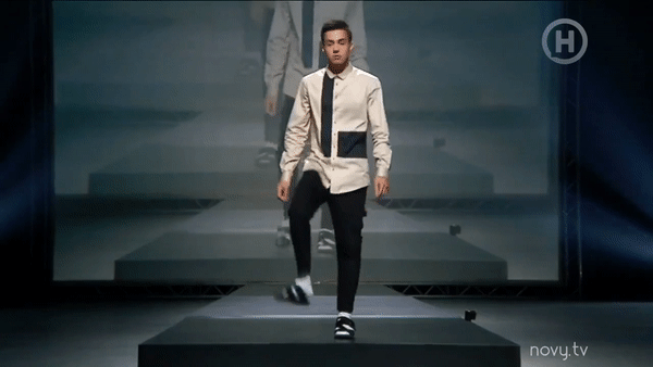 Next Top Ukraine sáng tạo ra cách catwalk độc nhất vô nhị: Đang đi thì đột nhiên... nằm lăn đùng ra đất - Ảnh 3. Next Top Ukraine sáng tạo ra cách catwalk độc nhất vô nhị: Đang đi thì đột nhiên... nằm lăn đùng ra đất - Ảnh 3.