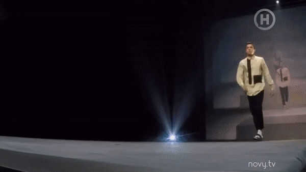 Next Top Ukraine sáng tạo ra cách catwalk độc nhất vô nhị: Đang đi thì đột nhiên... nằm lăn đùng ra đất - Ảnh 2. Next Top Ukraine sáng tạo ra cách catwalk độc nhất vô nhị: Đang đi thì đột nhiên... nằm lăn đùng ra đất - Ảnh 2.