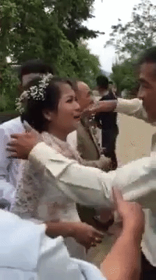 Clip: Lấy chồng xa, cô dâu nức nở níu tay người thân khi nhà gái ra về sau hôn lễ - Ảnh 2.