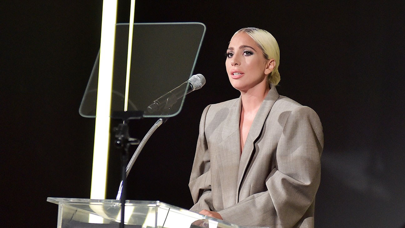 Dân tình chê bộ suit của Lady Gaga thùng thình như bao tải, cô chẳng đoái hoài và lặng lẽ giải thích ý nghĩa - Ảnh 4. Dân tình chê bộ suit của Lady Gaga thùng thình như bao tải, cô chẳng đoái hoài và lặng lẽ giải thích ý nghĩa - Ảnh 4.