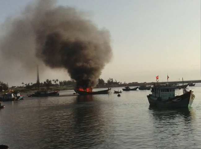 Lý Sơn: Cháy nổ tàu cá khiến 10 ngư dân thương vong - Ảnh 1.