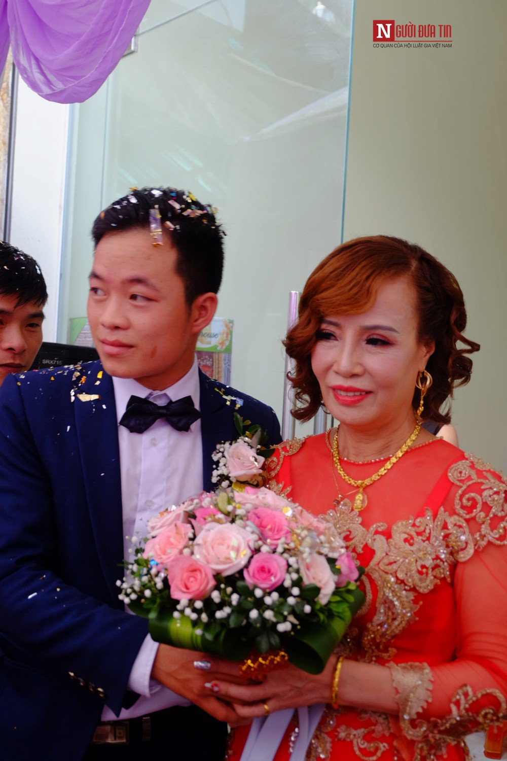 Chú rể 26 lấy vợ 62 tuổi: Lấy vợ xong, bị nhiều người gọi là mắt lươn nên đi nhấn mí - Ảnh 1. Chú rể 26 lấy vợ 62 tuổi: Lấy vợ xong, bị nhiều người gọi là mắt lươn nên đi nhấn mí - Ảnh 1.