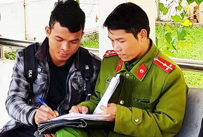 Chuyển khung sắt, 8 người bị phóng điện thương vong - Ảnh 1. Chuyển khung sắt, 8 người bị phóng điện thương vong - Ảnh 1.