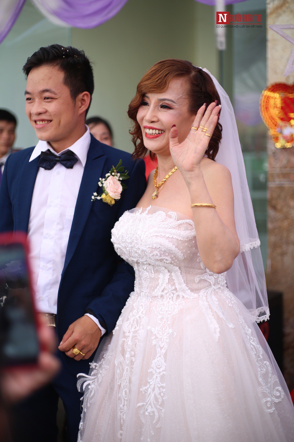 Chú rể 26 lấy vợ 62 tuổi: Lấy vợ xong, bị nhiều người gọi là mắt lươn nên đi nhấn mí - Ảnh 6. Chú rể 26 lấy vợ 62 tuổi: Lấy vợ xong, bị nhiều người gọi là mắt lươn nên đi nhấn mí - Ảnh 6.