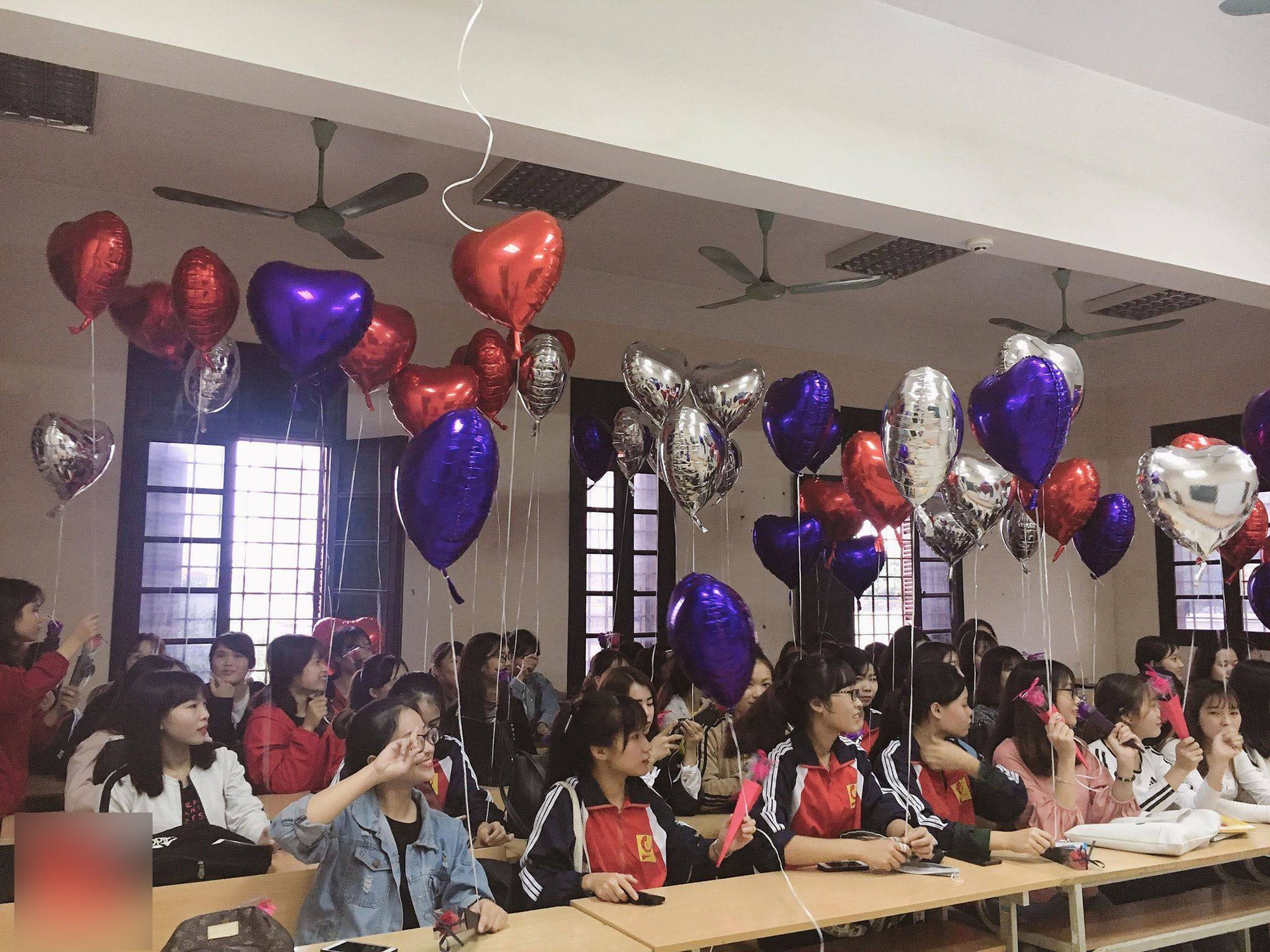 Chuyện 20/10 bi hài ở những lớp thừa nam thiếu nữ: Phải mượn con gái lớp khác sang tặng quà cho có không khí - Ảnh 4. Chuyện 20/10 bi hài ở những lớp thừa nam thiếu nữ: Phải mượn con gái lớp khác sang tặng quà cho có không khí - Ảnh 4.