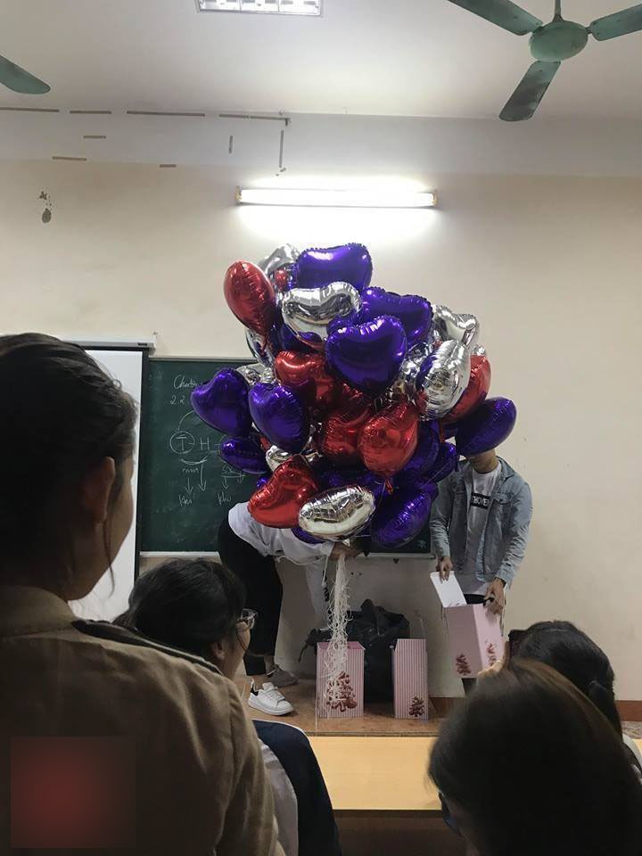 Chuyện 20/10 bi hài ở những lớp thừa nam thiếu nữ: Phải mượn con gái lớp khác sang tặng quà cho có không khí - Ảnh 5. Chuyện 20/10 bi hài ở những lớp thừa nam thiếu nữ: Phải mượn con gái lớp khác sang tặng quà cho có không khí - Ảnh 5.