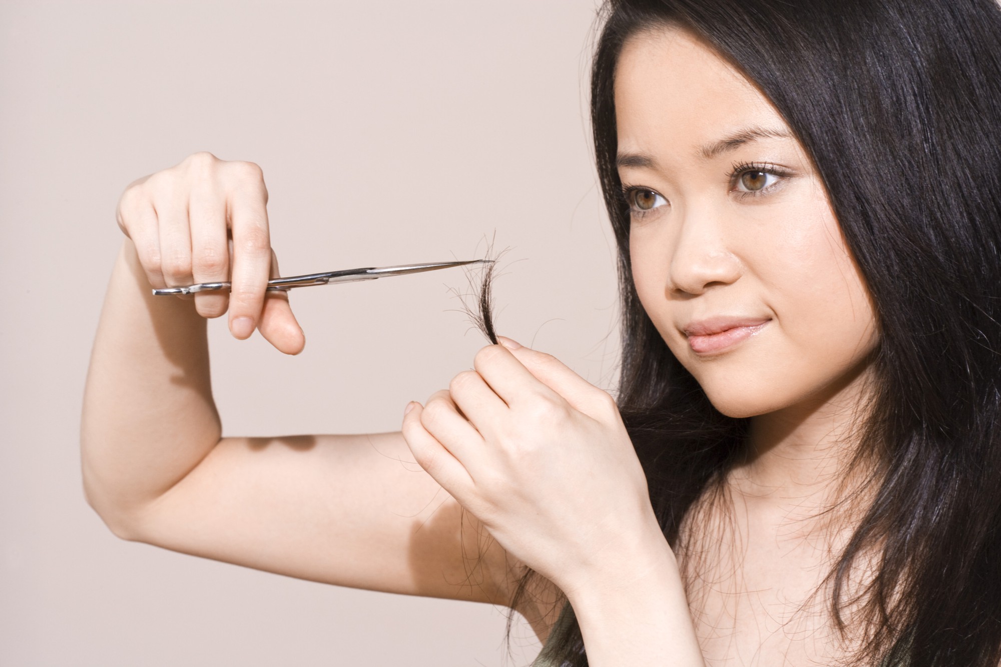 Muốn t&oacute;c mọc d&agrave;i nhanh hơn th&igrave; đừng bỏ qua những mẹo v&ocirc; c&ugrave;ng đơn giản sau đ&acirc;y - Ảnh 1.