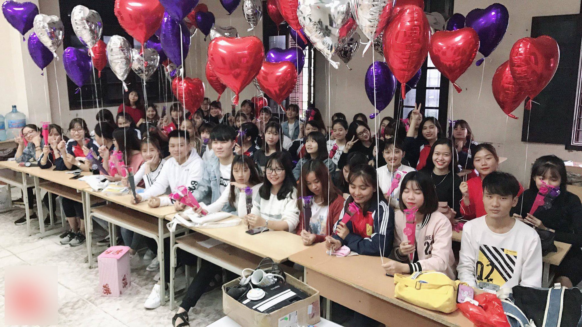 Chuyện 20/10 bi hài ở những lớp thừa nam thiếu nữ: Phải mượn con gái lớp khác sang tặng quà cho có không khí - Ảnh 6. Chuyện 20/10 bi hài ở những lớp thừa nam thiếu nữ: Phải mượn con gái lớp khác sang tặng quà cho có không khí - Ảnh 6.