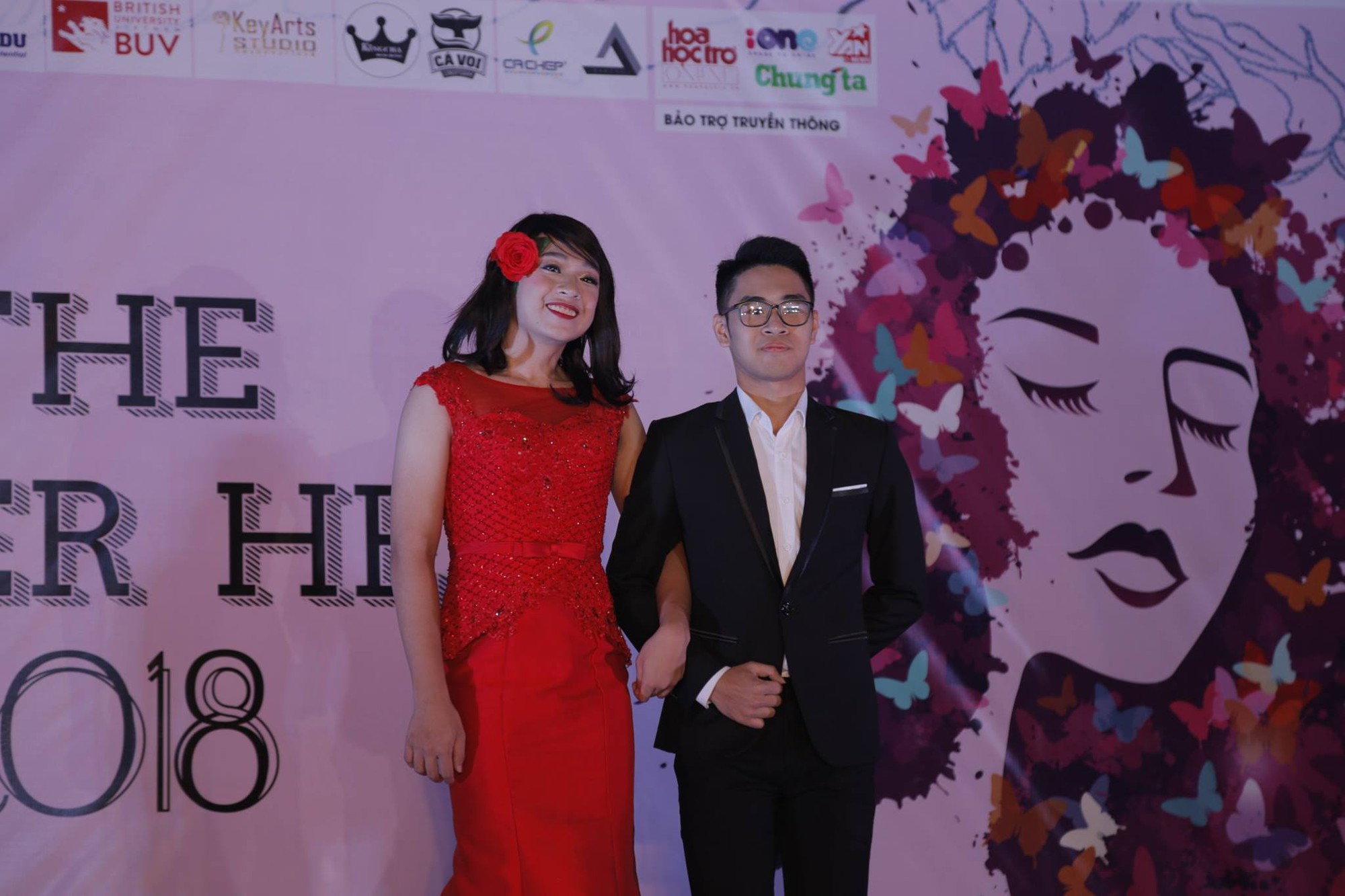 Nam sinh trường FPT giả gái xinh hơn cả con gái thật, tranh nhau thi tài giành ngôi vị hoa khôi - Ảnh 6. Nam sinh trường FPT giả gái xinh hơn cả con gái thật, tranh nhau thi tài giành ngôi vị hoa khôi - Ảnh 6.