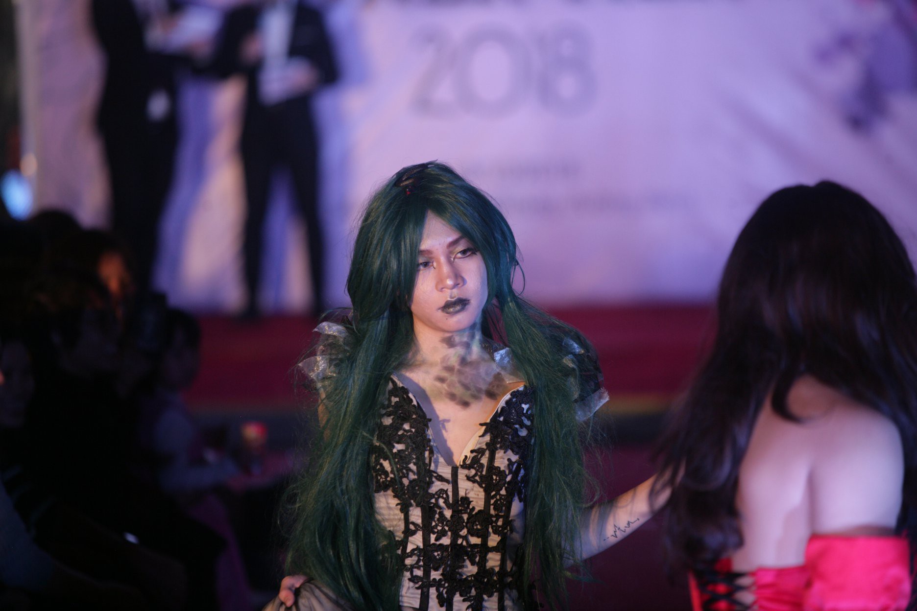 Nam sinh trường FPT giả gái xinh hơn cả con gái thật, tranh nhau thi tài giành ngôi vị hoa khôi - Ảnh 16. Nam sinh trường FPT giả gái xinh hơn cả con gái thật, tranh nhau thi tài giành ngôi vị hoa khôi - Ảnh 16.
