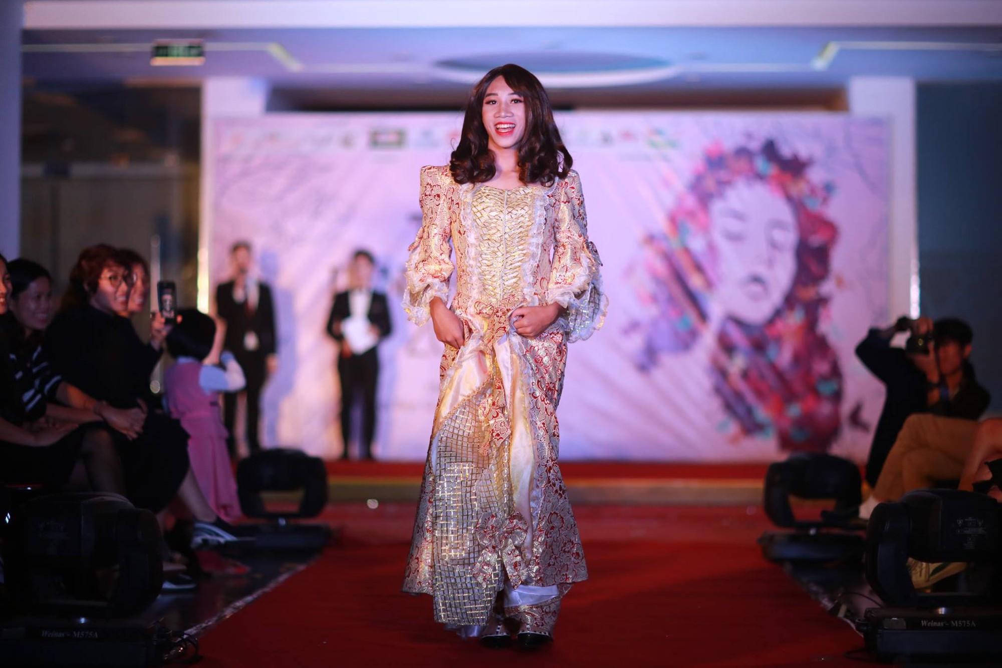 Nam sinh trường FPT giả gái xinh hơn cả con gái thật, tranh nhau thi tài giành ngôi vị hoa khôi - Ảnh 5. Nam sinh trường FPT giả gái xinh hơn cả con gái thật, tranh nhau thi tài giành ngôi vị hoa khôi - Ảnh 5.