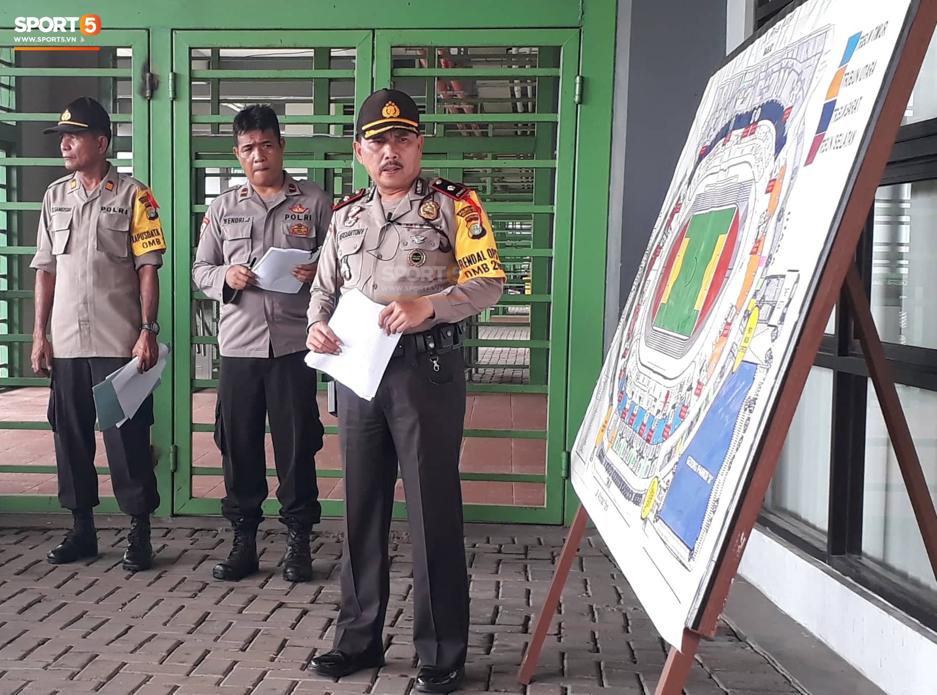Indonesia huy động lực lượng an ninh khổng lồ, quyết không để pháo sáng xuất hiện trong trận đấu của U19 Việt Nam - Ảnh 4. Indonesia huy động lực lượng an ninh khổng lồ, quyết không để pháo sáng xuất hiện trong trận đấu của U19 Việt Nam - Ảnh 4.