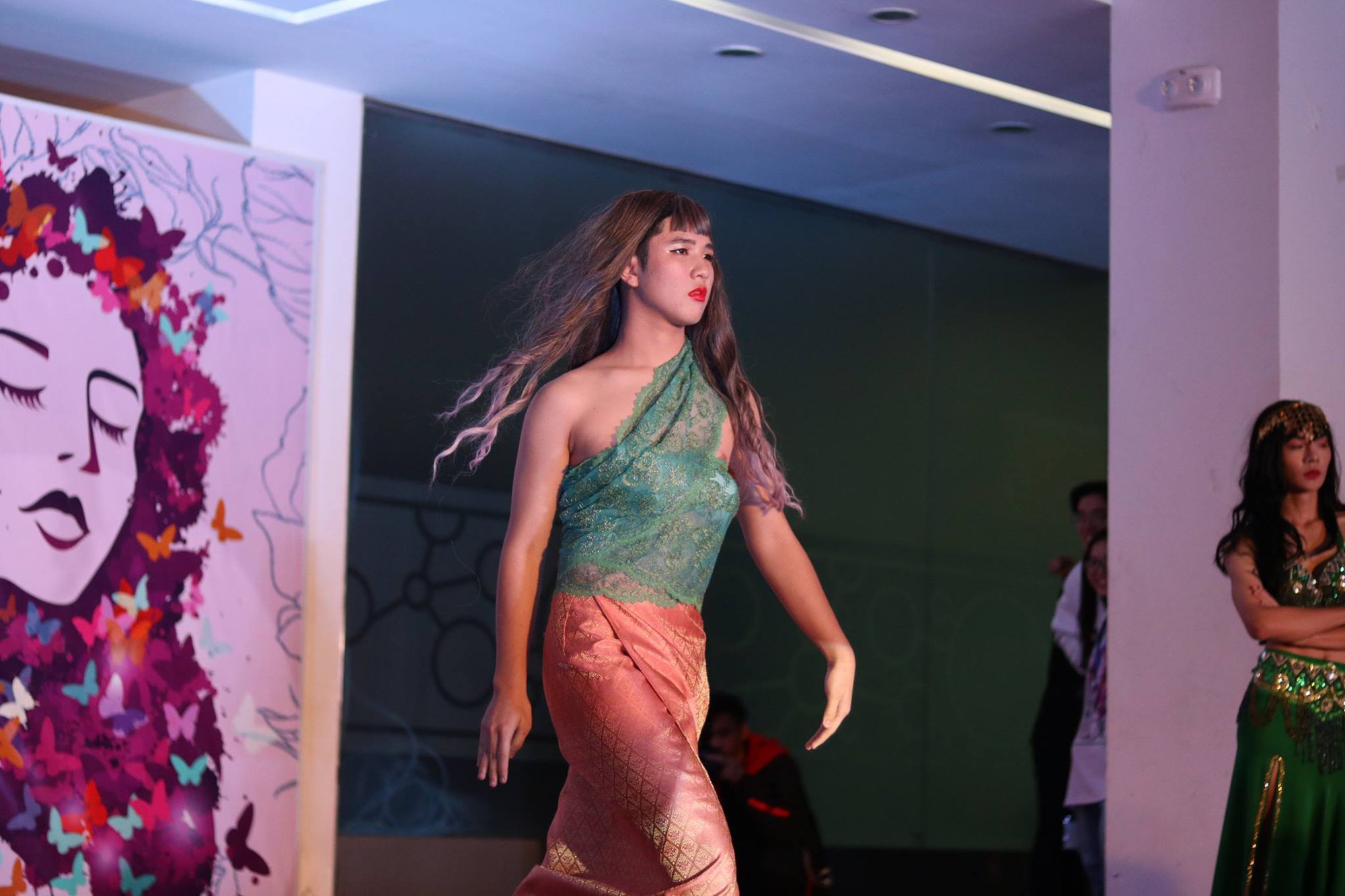 Nam sinh trường FPT giả gái xinh hơn cả con gái thật, tranh nhau thi tài giành ngôi vị hoa khôi - Ảnh 21. Nam sinh trường FPT giả gái xinh hơn cả con gái thật, tranh nhau thi tài giành ngôi vị hoa khôi - Ảnh 21.
