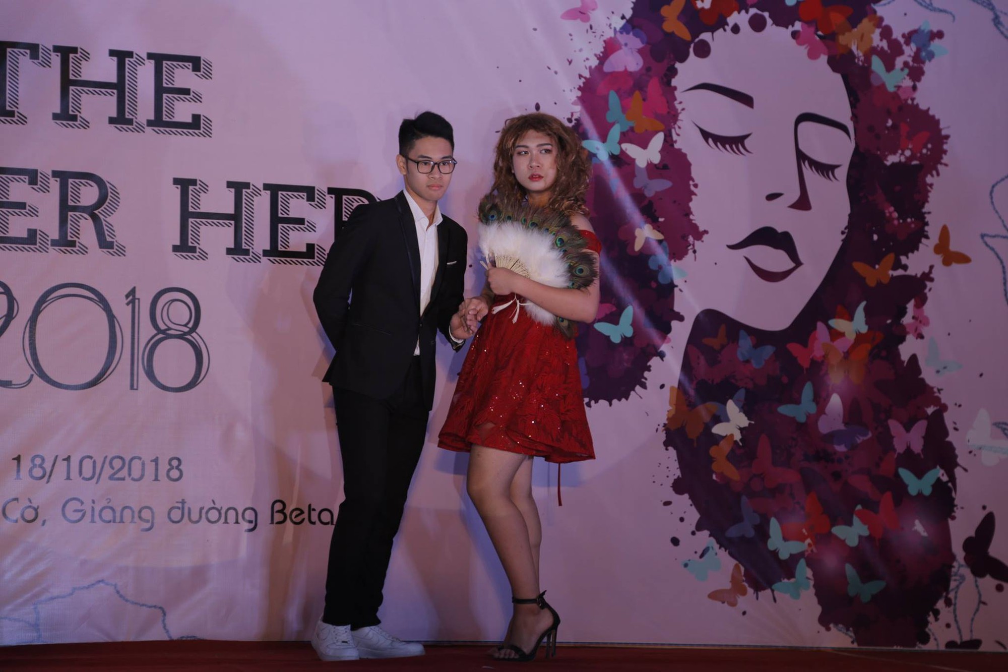 Nam sinh trường FPT giả gái xinh hơn cả con gái thật, tranh nhau thi tài giành ngôi vị hoa khôi - Ảnh 22. Nam sinh trường FPT giả gái xinh hơn cả con gái thật, tranh nhau thi tài giành ngôi vị hoa khôi - Ảnh 22.