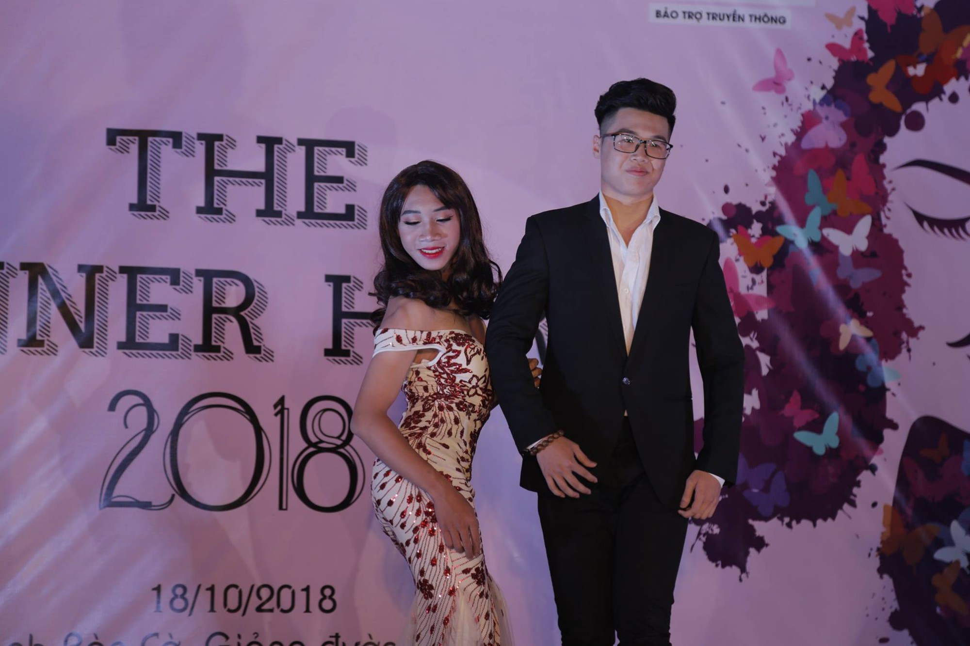 Nam sinh trường FPT giả gái xinh hơn cả con gái thật, tranh nhau thi tài giành ngôi vị hoa khôi - Ảnh 23. Nam sinh trường FPT giả gái xinh hơn cả con gái thật, tranh nhau thi tài giành ngôi vị hoa khôi - Ảnh 23.