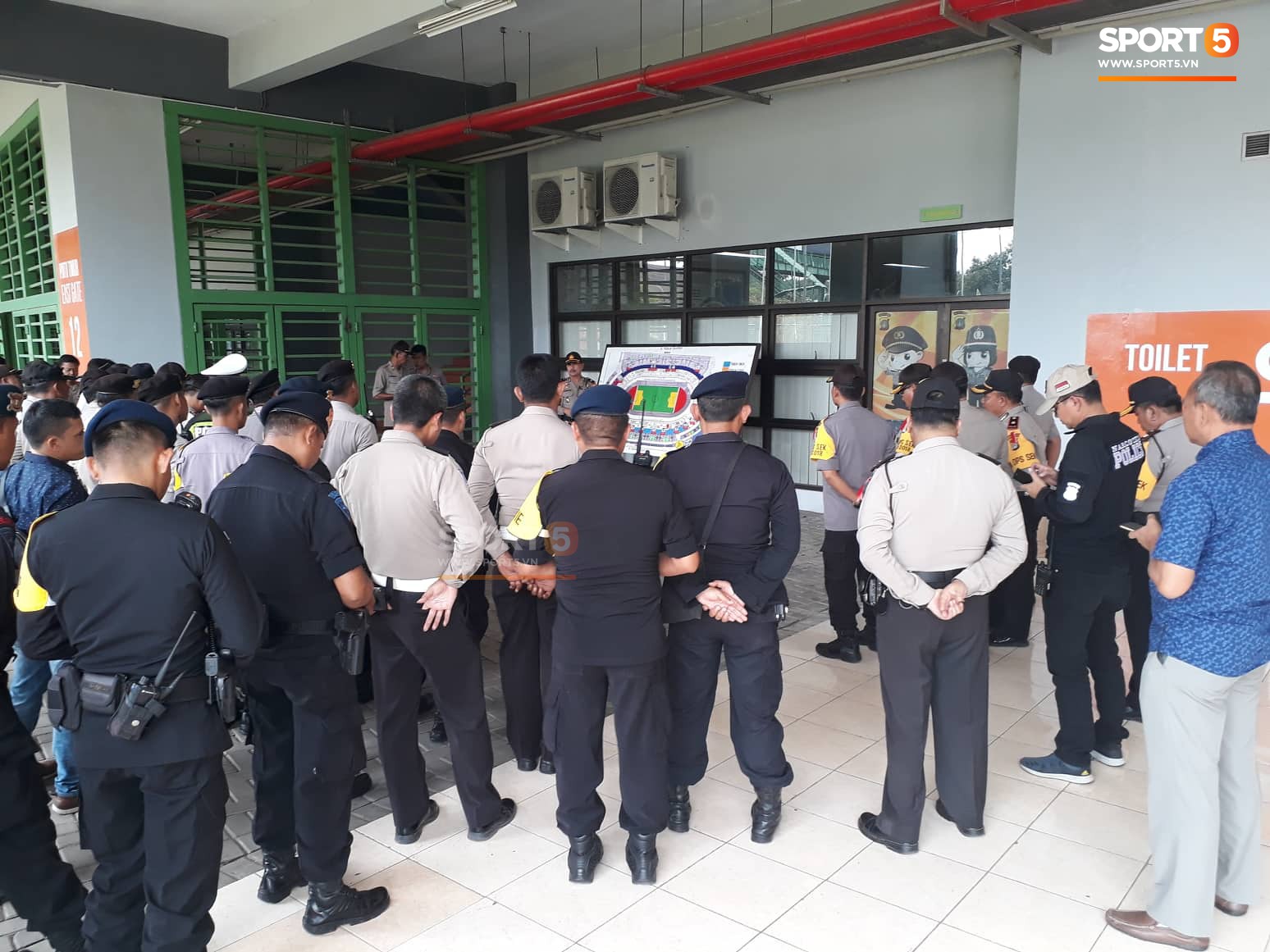 Indonesia huy động lực lượng an ninh khổng lồ, quyết không để pháo sáng xuất hiện trong trận đấu của U19 Việt Nam - Ảnh 1. Indonesia huy động lực lượng an ninh khổng lồ, quyết không để pháo sáng xuất hiện trong trận đấu của U19 Việt Nam - Ảnh 1.