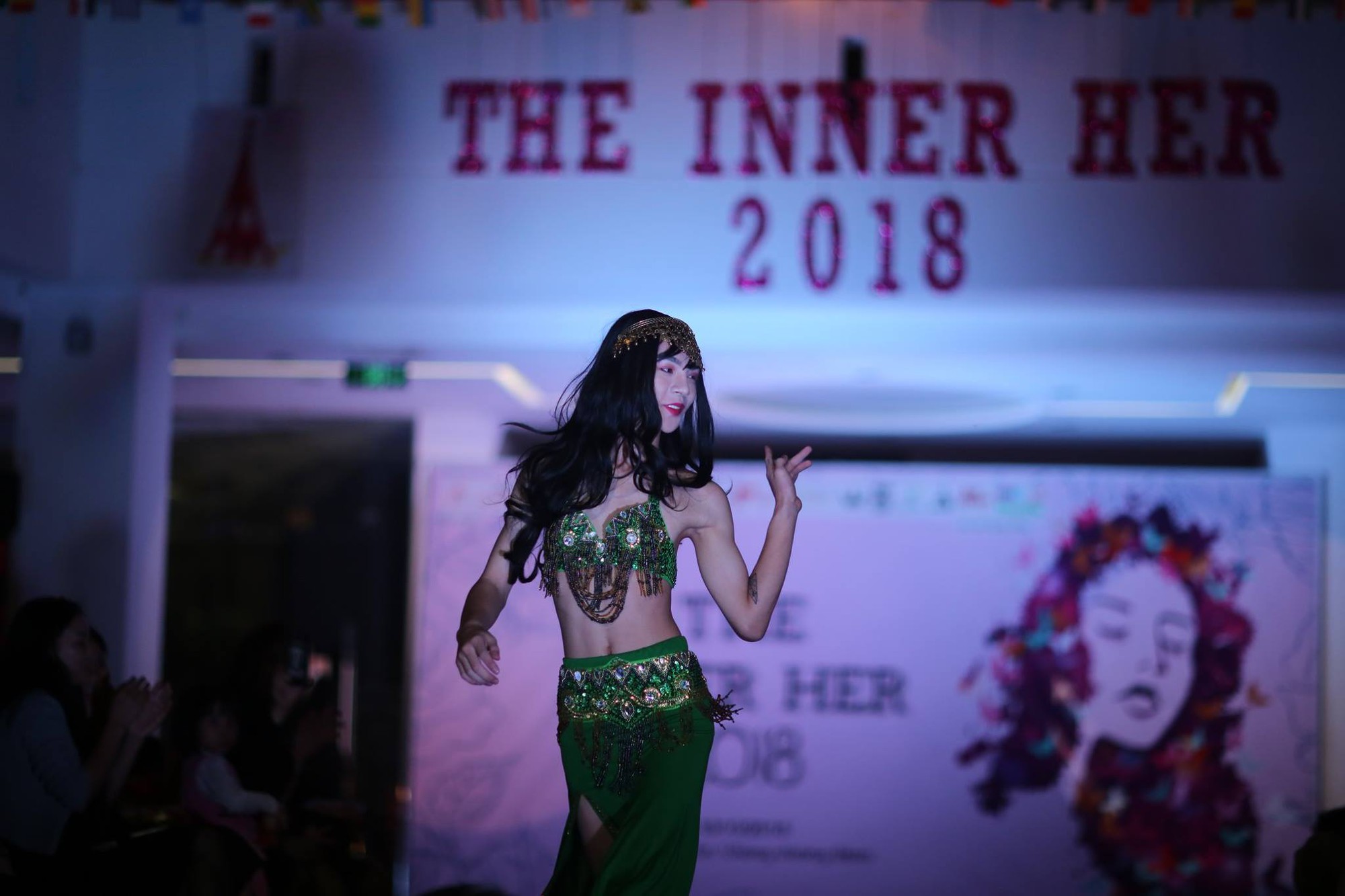 Nam sinh trường FPT giả gái xinh hơn cả con gái thật, tranh nhau thi tài giành ngôi vị hoa khôi - Ảnh 24. Nam sinh trường FPT giả gái xinh hơn cả con gái thật, tranh nhau thi tài giành ngôi vị hoa khôi - Ảnh 24.