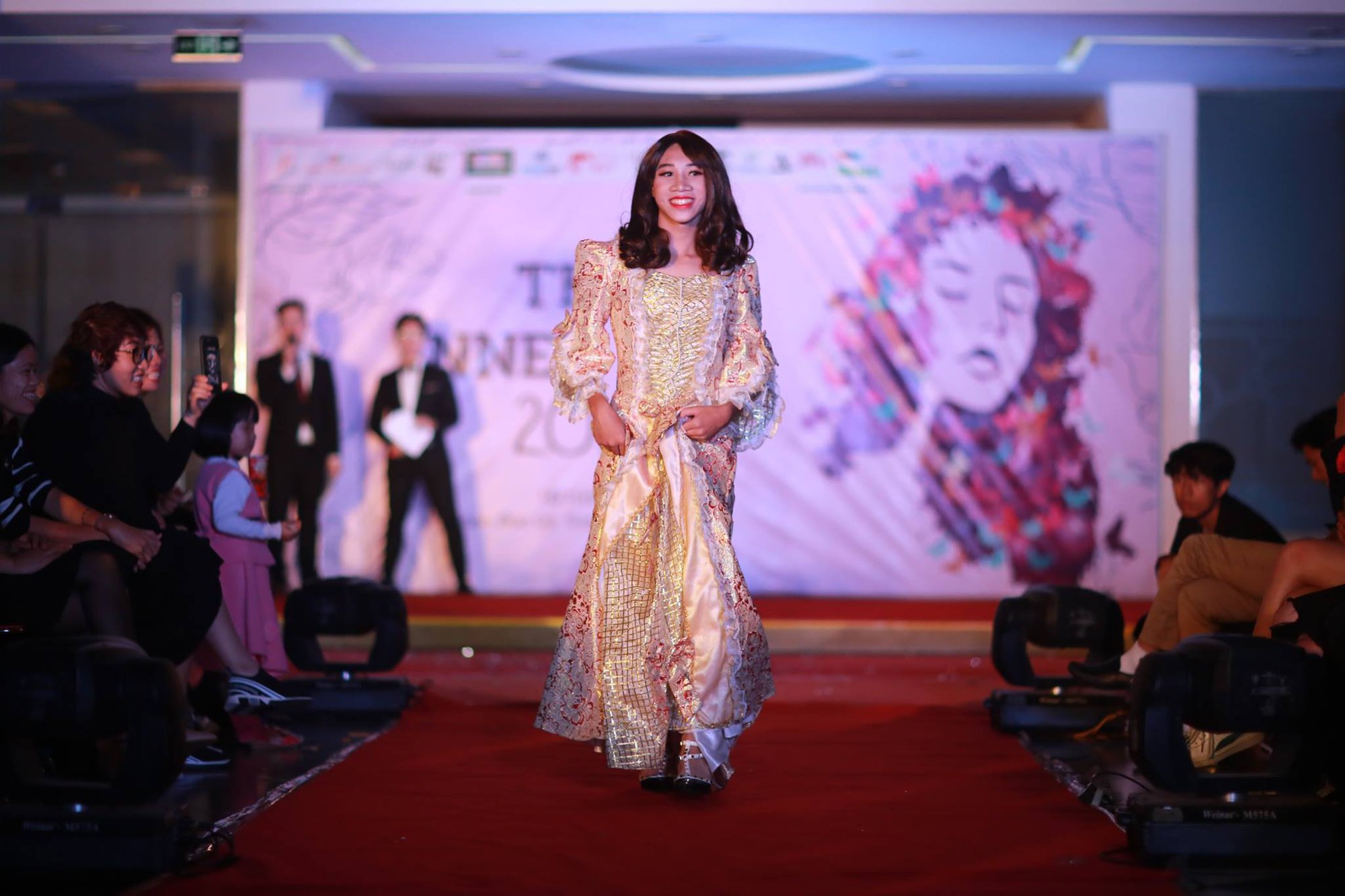 Nam sinh trường FPT giả gái xinh hơn cả con gái thật, tranh nhau thi tài giành ngôi vị hoa khôi - Ảnh 26. Nam sinh trường FPT giả gái xinh hơn cả con gái thật, tranh nhau thi tài giành ngôi vị hoa khôi - Ảnh 26.