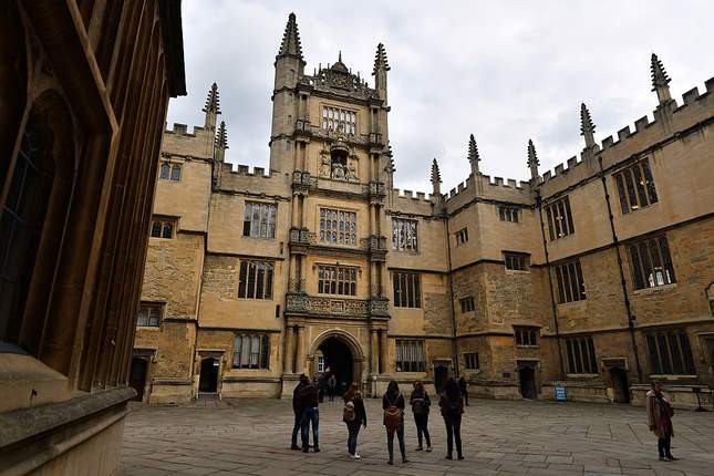 Câu hỏi tuyển sinh kỳ cục tại ĐH Oxford: Đá trông như thế nào? - Ảnh 1. Câu hỏi tuyển sinh kỳ cục tại ĐH Oxford: Đá trông như thế nào? - Ảnh 1.