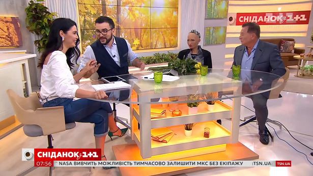 Robot Sofia có nụ hôn đầu đời với bạn trai ngay trên sóng truyền hình trực tiếp - Ảnh 3. Robot Sofia có nụ hôn đầu đời với bạn trai ngay trên sóng truyền hình trực tiếp - Ảnh 3.