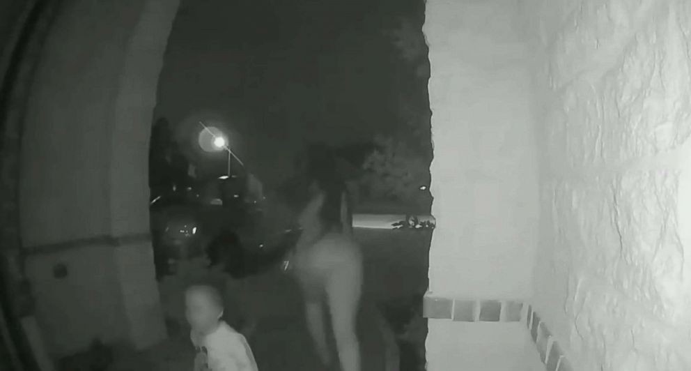 Clip: Cô gái sang chảnh bỏ con lại trước cửa nhà người lạ lúc đêm khuya và sự thật dở khóc dở cười phía sau - Ảnh 4. Clip: Cô gái sang chảnh bỏ con lại trước cửa nhà người lạ lúc đêm khuya và sự thật dở khóc dở cười phía sau - Ảnh 4.