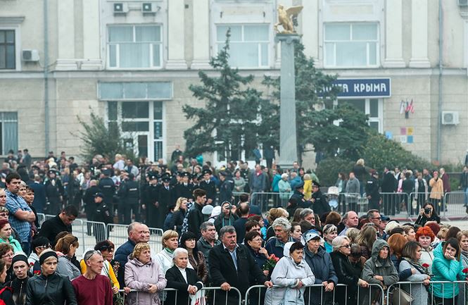 20.000 người dự tang lễ nạn nhân vụ xả súng kinh hoàng ở Crimea - Ảnh 3. 20.000 người dự tang lễ nạn nhân vụ xả súng kinh hoàng ở Crimea - Ảnh 3.