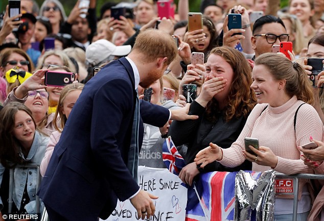 Đã có vợ và còn sắp lên chức bố nhưng Hoàng tử Harry vẫn có nhiều fan cuồng nhiệt, bằng chứng là đây chứ đâu - Ảnh 4.