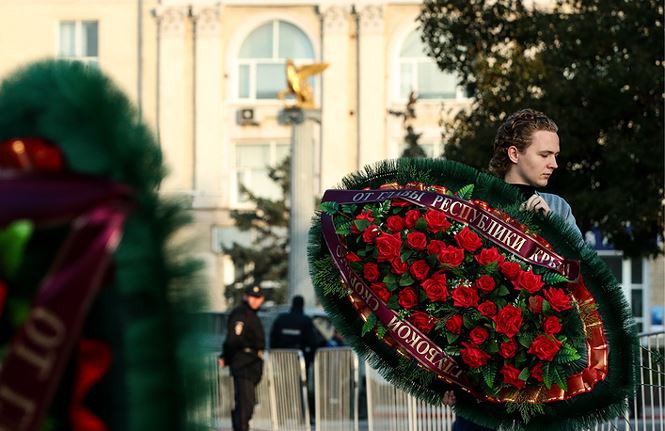 20.000 người dự tang lễ nạn nhân vụ xả súng kinh hoàng ở Crimea - Ảnh 6. 20.000 người dự tang lễ nạn nhân vụ xả súng kinh hoàng ở Crimea - Ảnh 6.