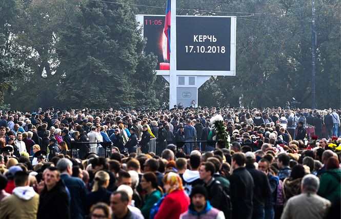 20.000 người dự tang lễ nạn nhân vụ xả súng kinh hoàng ở Crimea - Ảnh 7. 20.000 người dự tang lễ nạn nhân vụ xả súng kinh hoàng ở Crimea - Ảnh 7.
