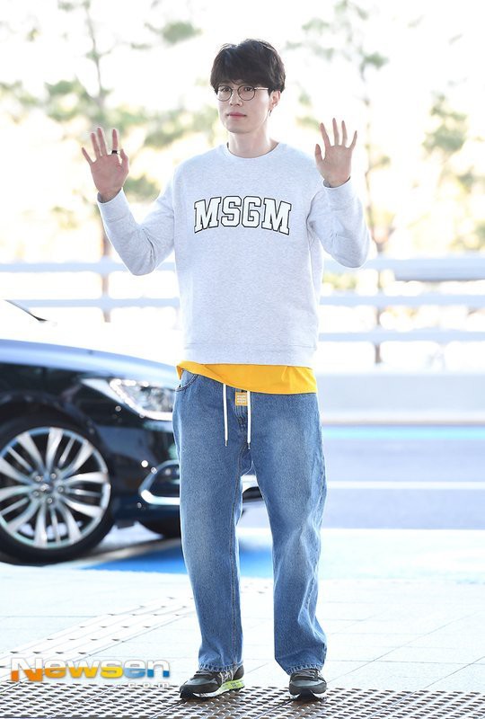 Chuyện buồn của Lee Dong Wook: mặc đồ style trẻ trung năng động nhưng lại l&agrave;m anh tr&ocirc;ng gi&agrave; hơn - Ảnh 1.