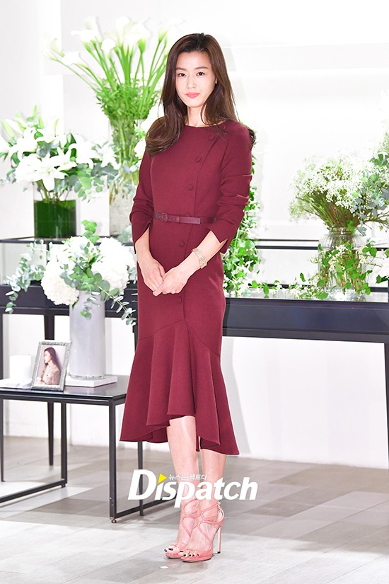 Màn đọ sắc hiếm hoi của 3 đại mỹ nhân: Jeon Ji Hyun lộ chân xương xẩu, Kim Hee Sun quá đẹp bên Hoa hậu ngực khủng - Ảnh 2.