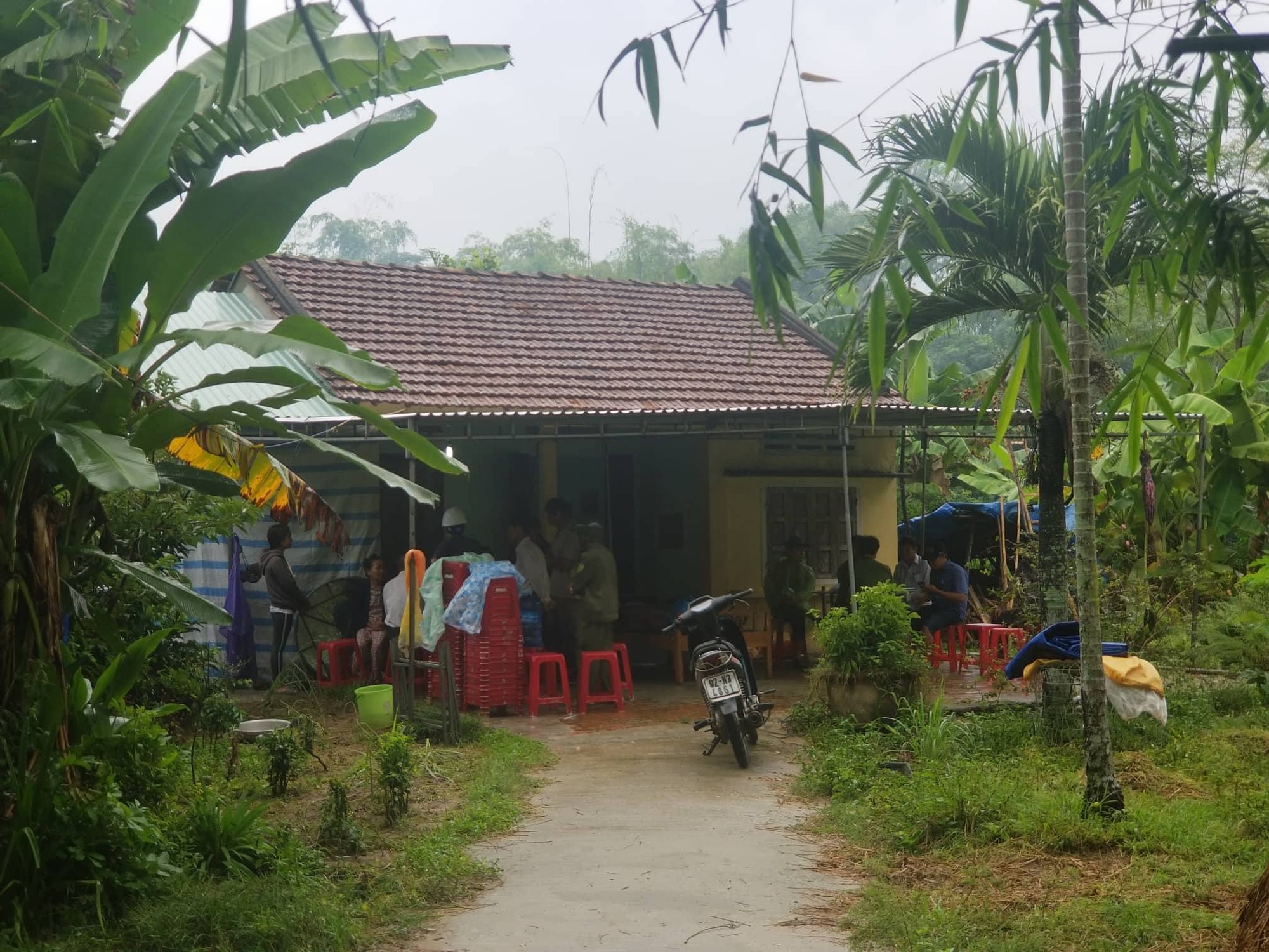 Quảng Nam: Người phụ nữ ôm vết thương trước ngực chạy sang nhà hàng xóm cầu cứu rồi tử vong - Ảnh 1. Quảng Nam: Người phụ nữ ôm vết thương trước ngực chạy sang nhà hàng xóm cầu cứu rồi tử vong - Ảnh 1.