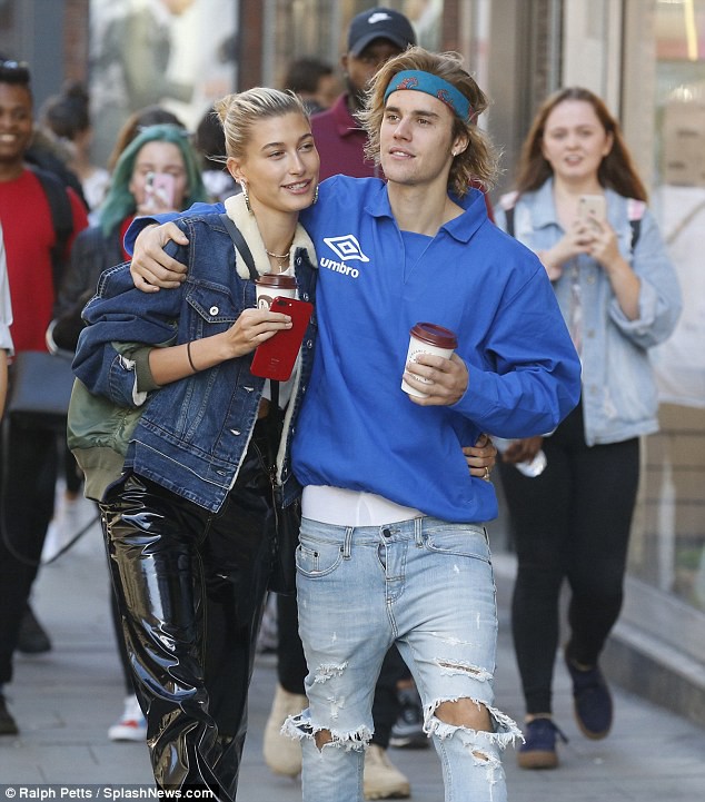 Justin Bieber đã công khai gọi Hailey Baldwin là vợ trước mặt nhiều người sau khi đăng ký kết hôn - Ảnh 1.