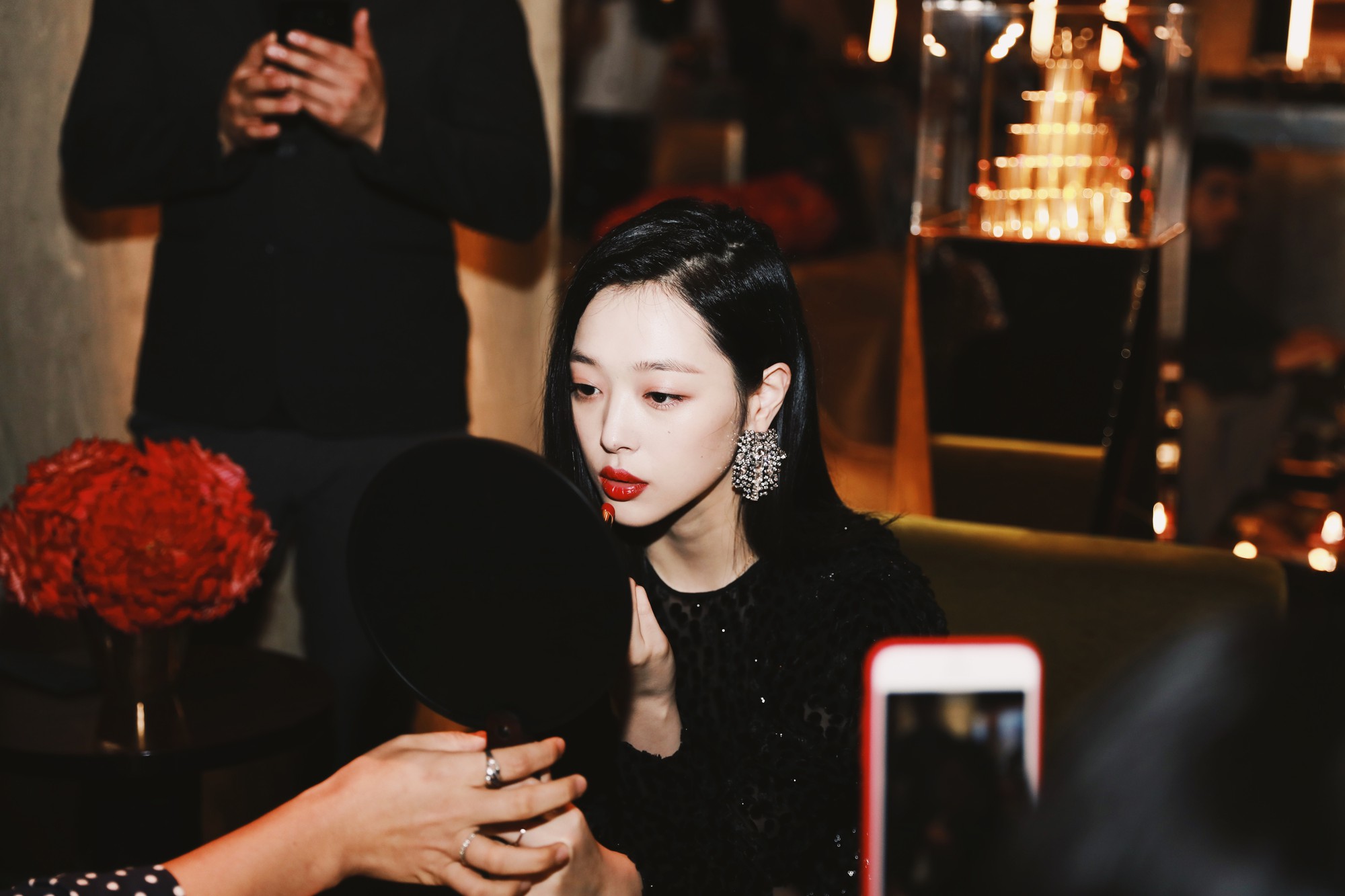 Sulli xuống sắc bất ngờ, đối lập hoàn toàn với Victoria Song khi “đụng váy” 5 Sulli xuống sắc bất ngờ, đối lập hoàn toàn với Victoria Song khi “đụng váy” - Ảnh 5.