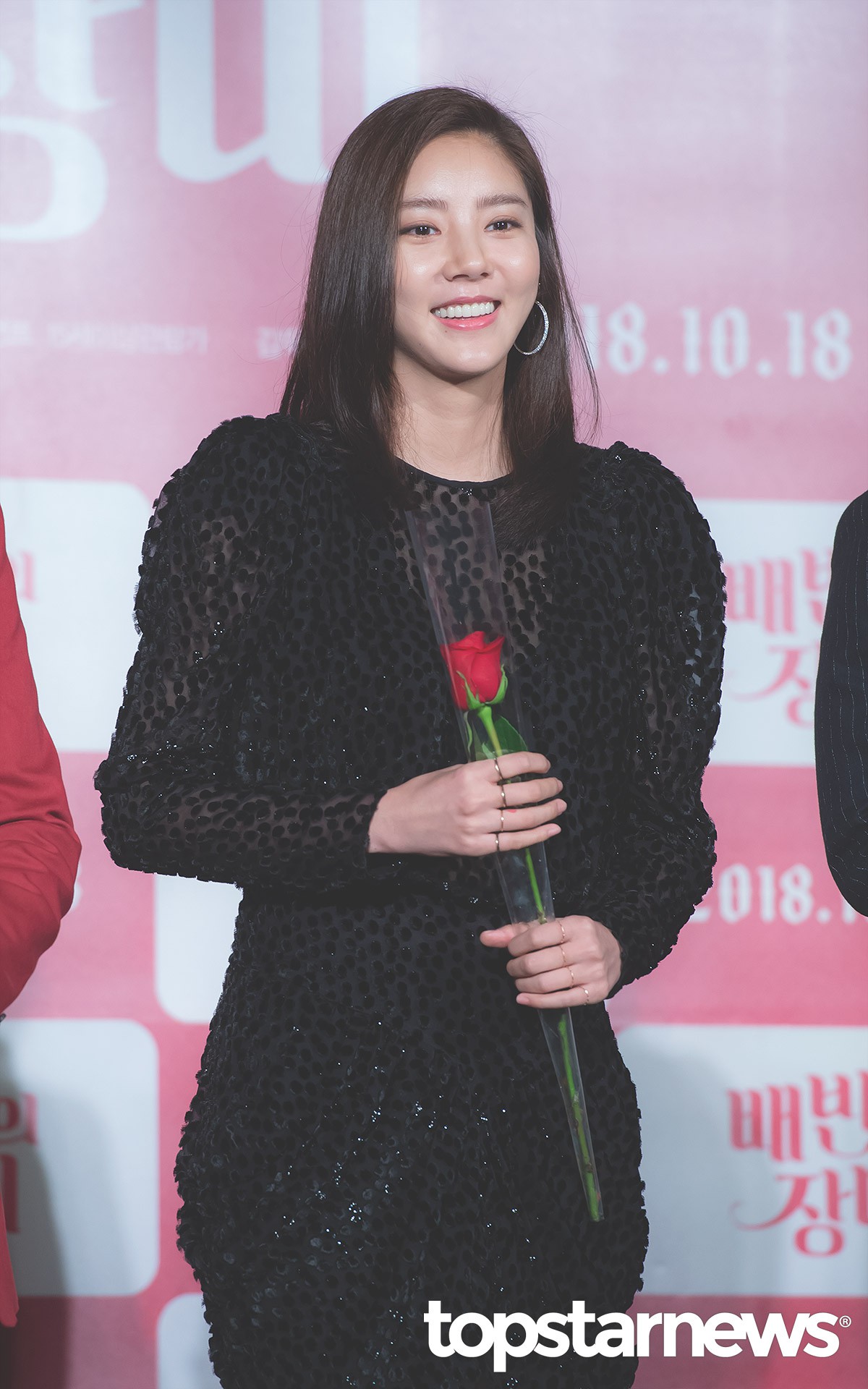 Sulli xuống sắc bất ngờ, đối lập hoàn toàn với Victoria Song khi “đụng váy” 9 Sulli xuống sắc bất ngờ, đối lập hoàn toàn với Victoria Song khi “đụng váy” - Ảnh 9.