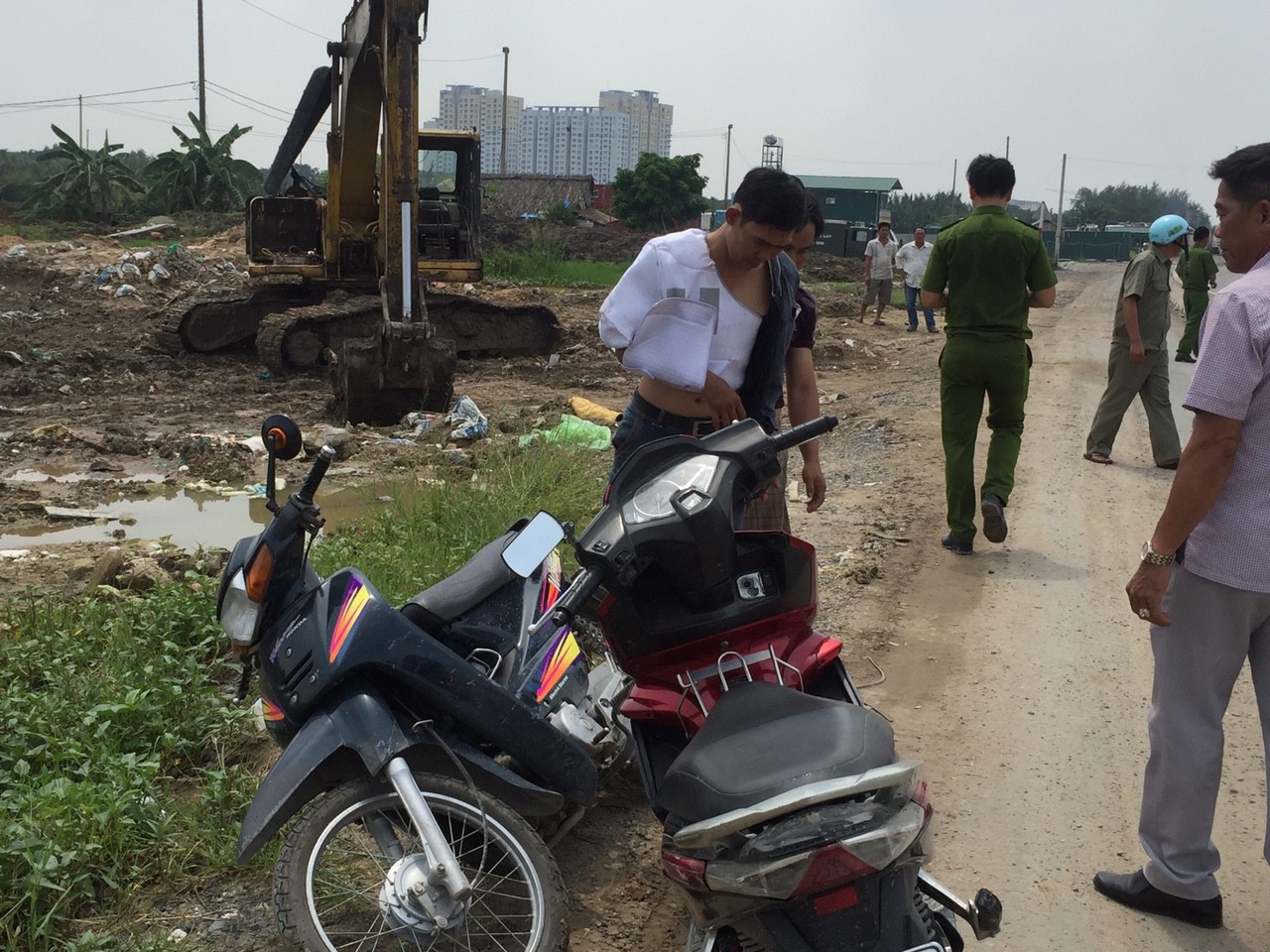 Người đàn ông lao thẳng xe vào 2 kẻ trộm bình ắc quy đang cố tẩu thoát ở Sài Gòn - Ảnh 2. Người đàn ông lao thẳng xe vào 2 kẻ trộm bình ắc quy đang cố tẩu thoát ở Sài Gòn - Ảnh 2.
