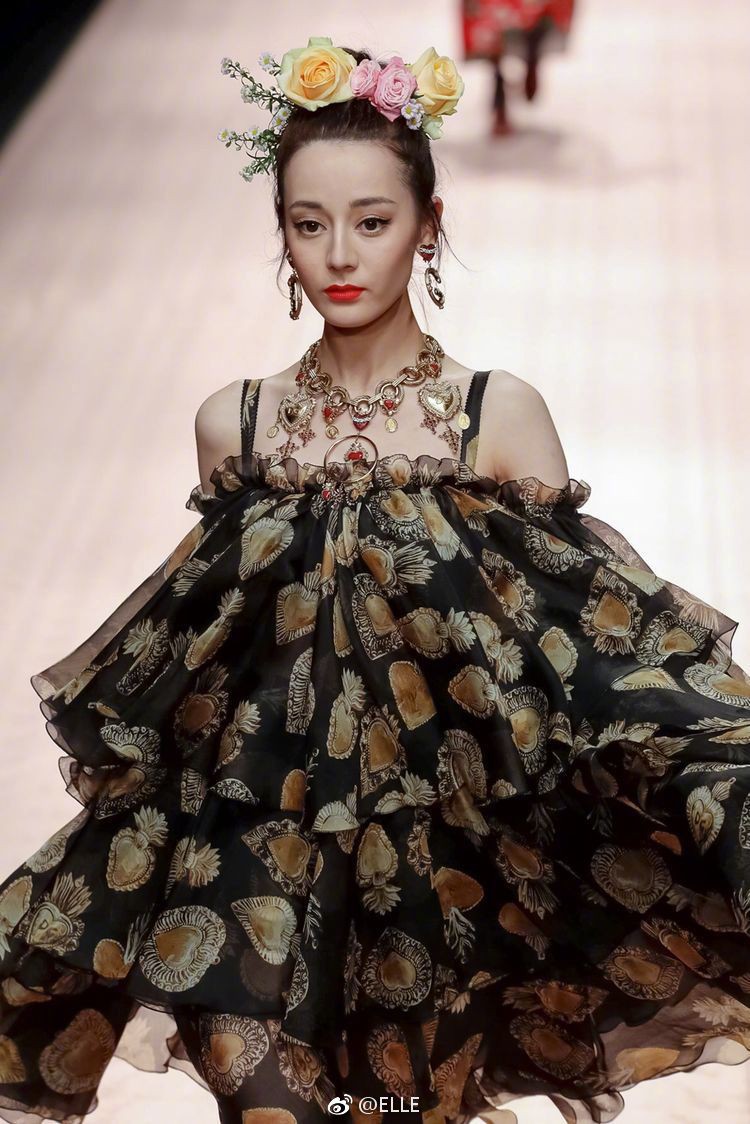 Địch Lệ Nhiệt Ba và Ming Xi: một bên mỹ nhân không góc chết, một bên người mẫu Victoria's Secret nhưng đều khô quắt héo hon trên sàn catwalk 4 Địch Lệ Nhiệt Ba và Ming Xi: một bên mỹ nhân không góc chết, một bên người mẫu Victorias Secret nhưng đều khô quắt héo hon trên sàn catwalk - Ảnh 4.