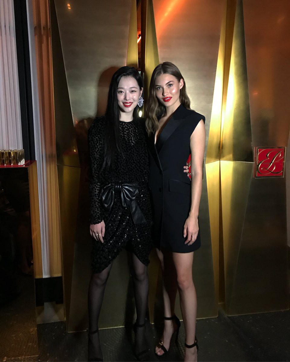 Sulli xuống sắc bất ngờ, đối lập hoàn toàn với Victoria Song khi “đụng váy” 4 Sulli xuống sắc bất ngờ, đối lập hoàn toàn với Victoria Song khi “đụng váy” - Ảnh 4.