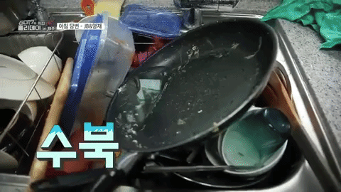 Dậy sớm nấu ăn, rửa ch&eacute;n, c&ograve;n ai đảm đang hơn trưởng nh&oacute;m GOT7 - JB! - Ảnh 10.